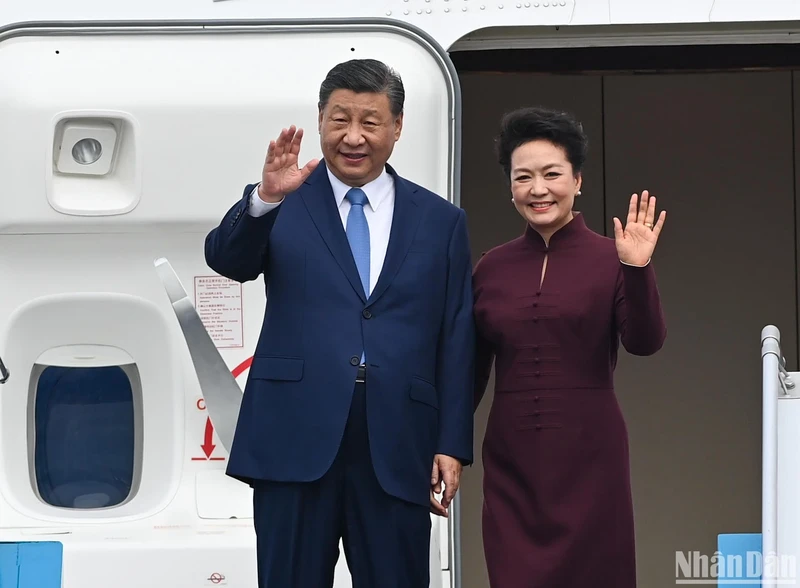 中共中央总书记、中华人民共和国主席习近平和夫人彭丽媛抵达河内，开始对越南进行国事访问。（维灵 摄）