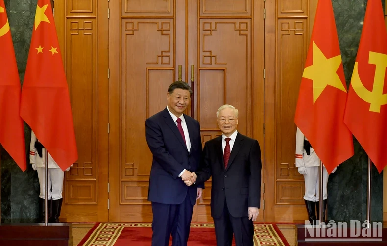 越共中央总书记阮富仲与中共中央总书记、中国国家主席习近平会谈前合影。