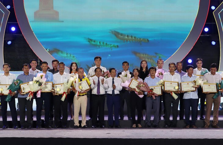 虾类养殖户获表彰。