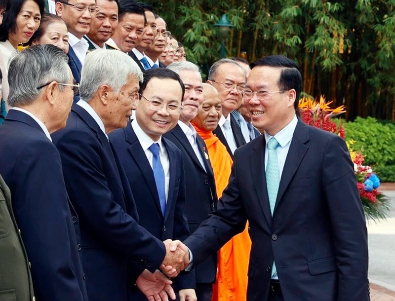 越南国家主席武文赏会见芹苴市先进模范代表。