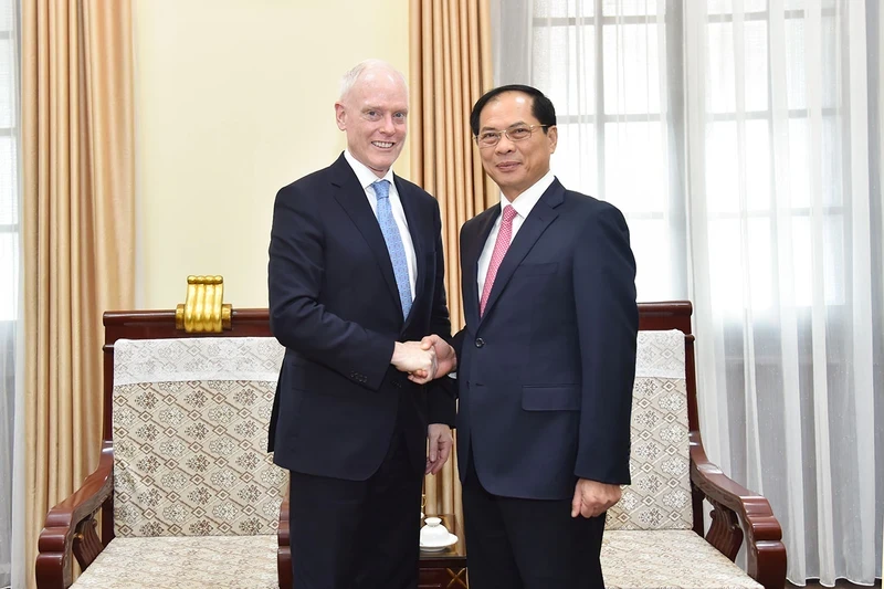 越南外交部长裴青山会见加拿大外交部副部长大卫·莫里森。