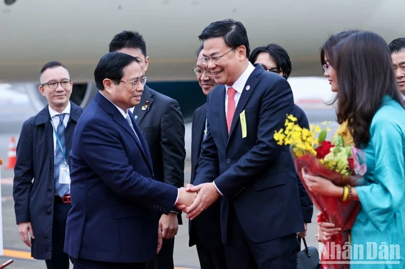 越南政府总理范明正抵达东京羽田机场。