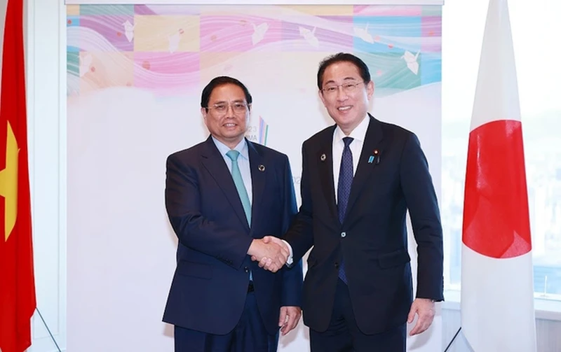 越南政府总理范明正和日本首相岸田文雄。