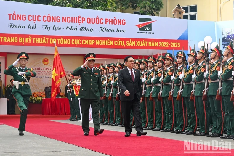 越南国会主席检阅仪仗队。