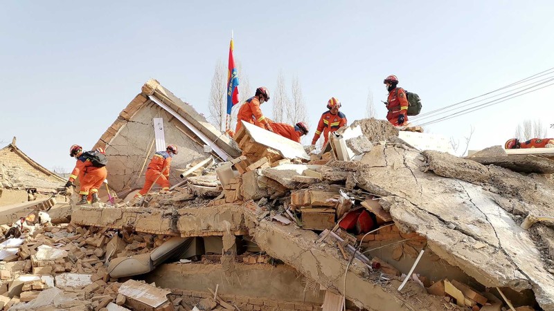 地震现场救护工作。（图片来源：越通社）