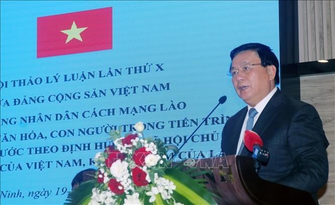 越共中央理论委员会主席阮春胜致辞。