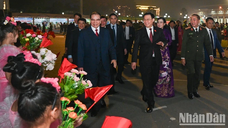 前越共中央总书记农德孟，越南国会主席王廷惠及代表出席纪念仪式。（维灵 摄）