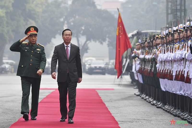 越南国家主席武文赏检阅仪仗队。