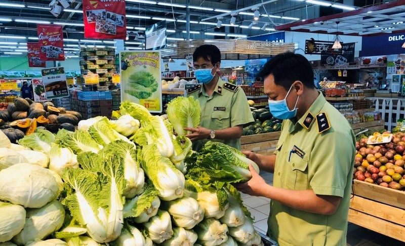 有关职能部门干部对某超市的食品进行安全检验。