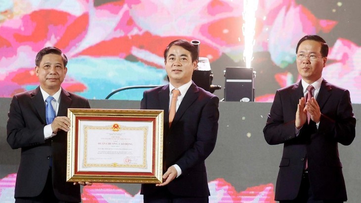 国家主席武文赏向后江省党委、政府和人民授予一级劳动勋章。