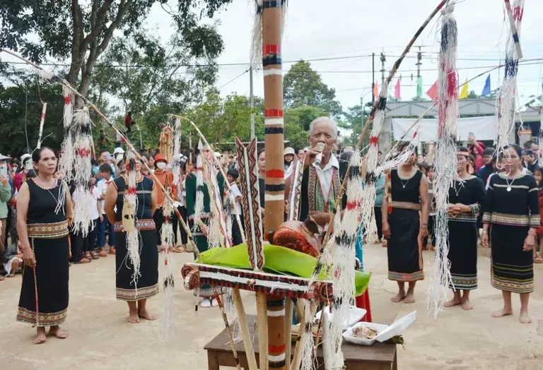 村长老进行新米节开节仪式。