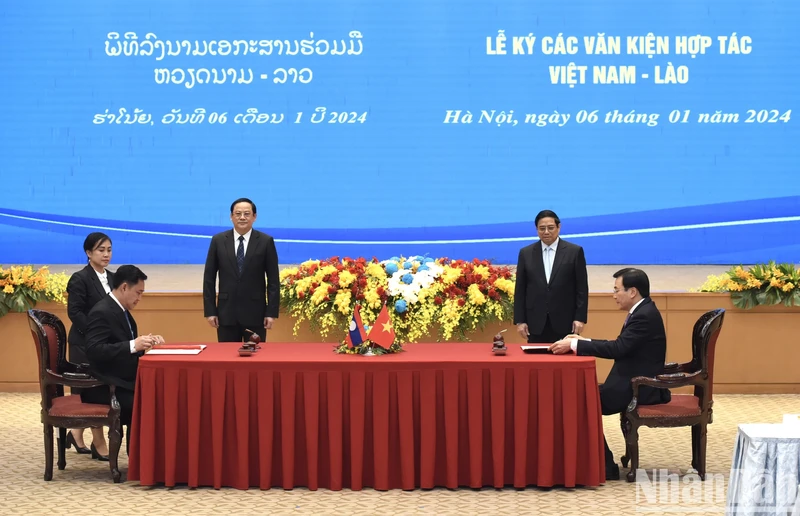 2024年1月6日，越南总理范明正与老挝人民民主共和国总理宋赛·西潘敦共同见证合作文件移交仪式。