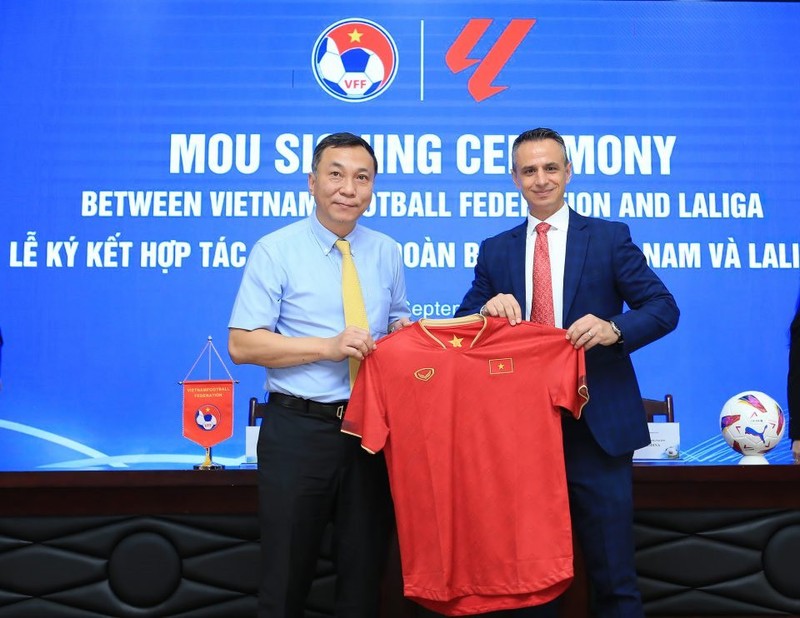 越南足球联合会同西班牙足球甲级联赛组委会代表合影。