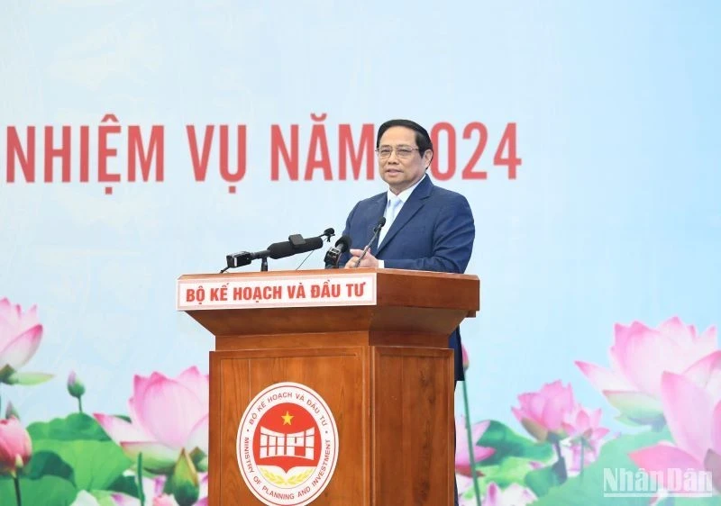越南政府总理范明政在会议上发言。