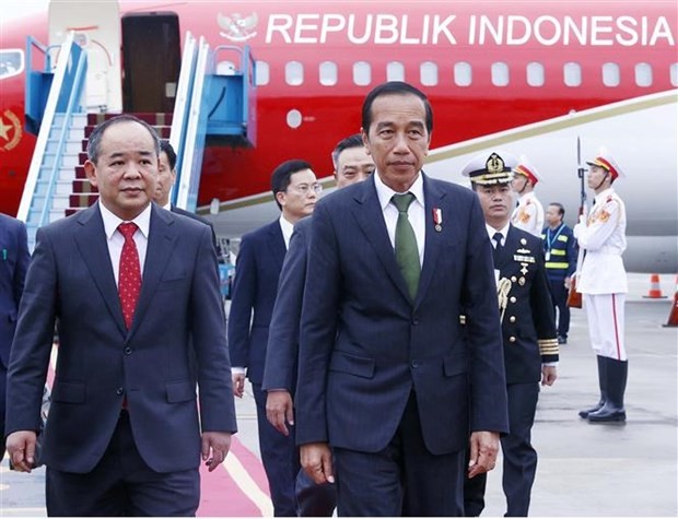 印尼总统佐科·维多多抵达河内 开始对越南进行国事访问。（图片来源：越通社）