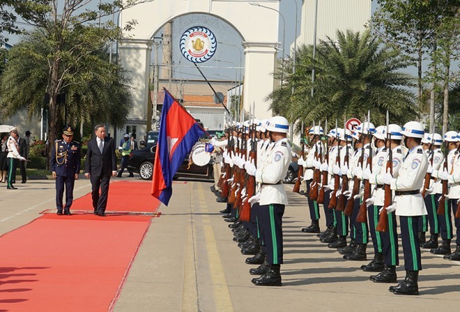 柬埔寨副首相兼内政部长苏速卡举行仪式，欢迎越南公安部长苏林大将到访。