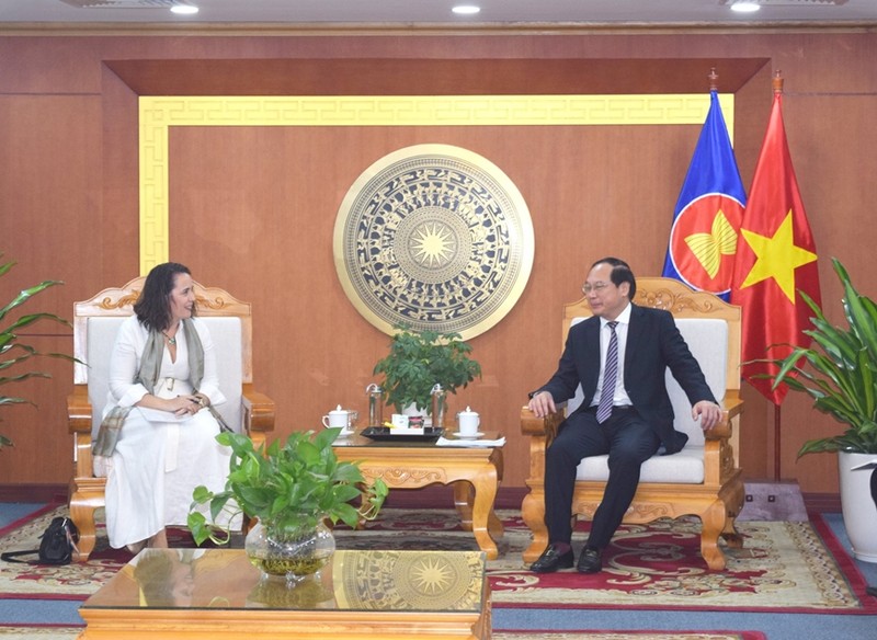 越南自然资源与环境部副部长黎功成（右）与新西兰驻越南大使特雷内德·多布森。