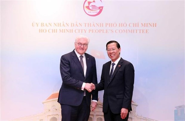 越南胡志明市人民委员会主席潘文买与德国总统施泰因迈尔合影。