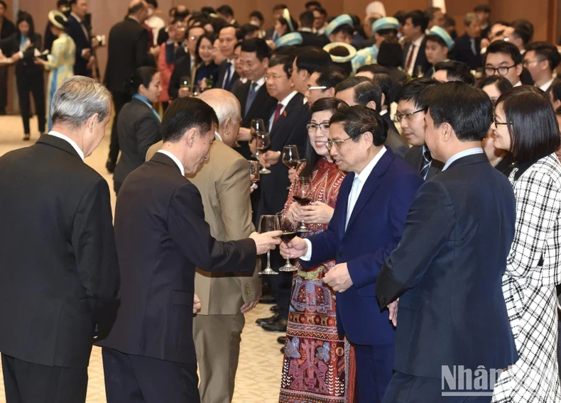 越南政府总理范明正和夫人主持各国驻越外交使团招待会。
