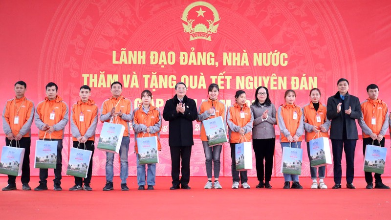 国会副主席阮德海向博维特太阳能科技有限公司劳动者送上200份慰问品。