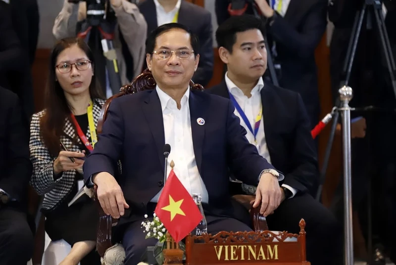 越南外交部部长裴青山出席2024年东盟外交部长非正式会议。