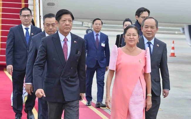 菲律宾总统马科斯抵达河内 开始对越南进行国事访问。