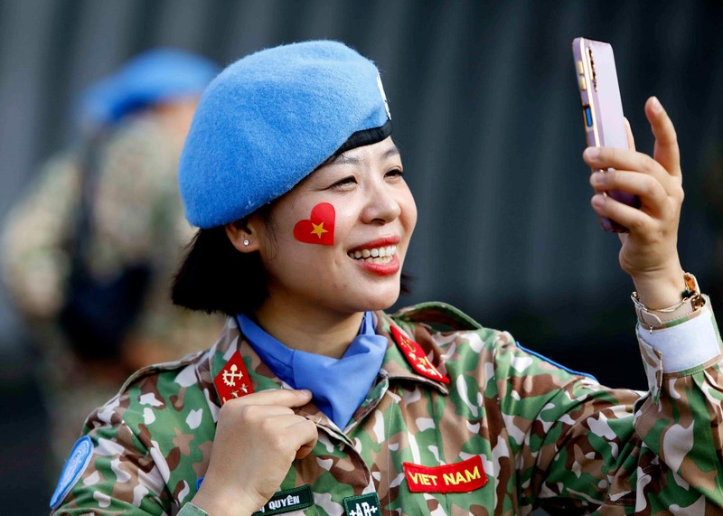 附图：越南女军官参加维和行动。