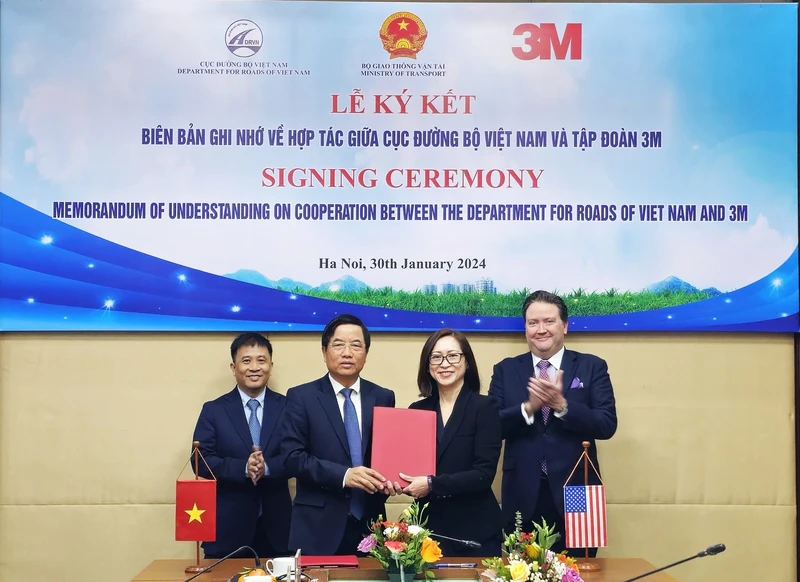 越南公路局副局长阮孟胜和3M集团负责运输和电子行业东南亚区域总监Mabel Low代表双方签署协议。