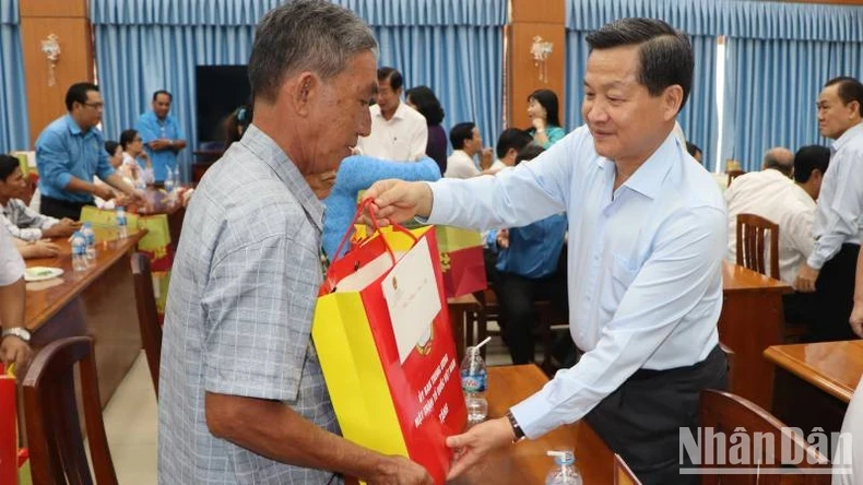 政府副总理黎明慨向贫困群众送去春节礼物。