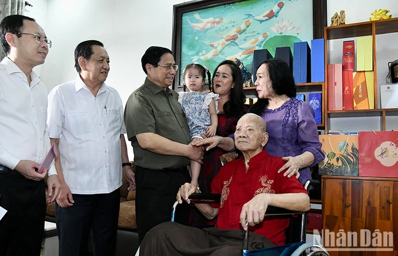 范明正总理看望慰问105岁的前起义干部黎文来。
