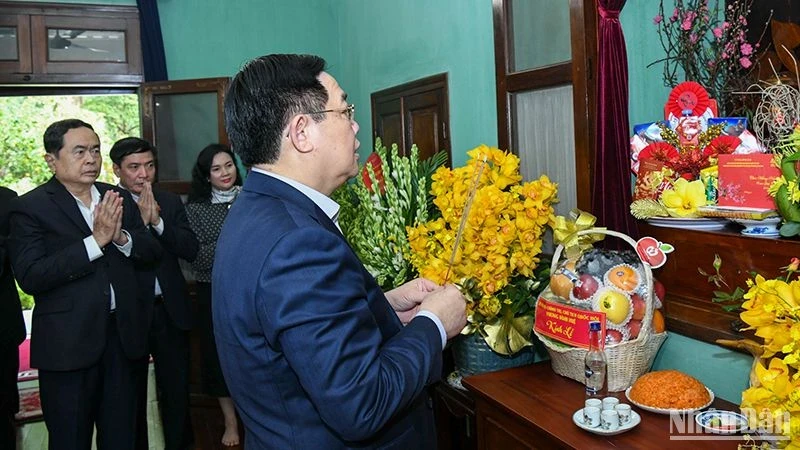 越南国会主席王廷惠在67号屋敬香缅怀胡志明主席。（维灵 摄）