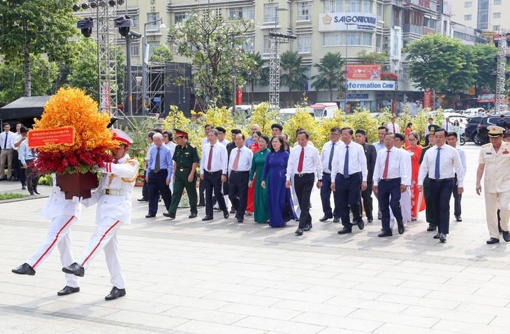 胡志明市领导敬香缅怀英烈