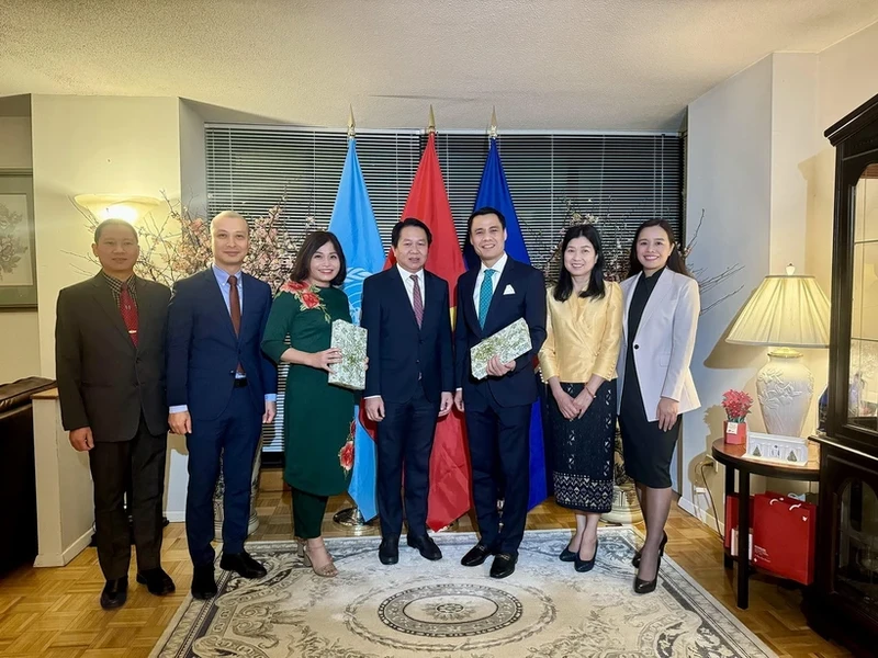 邓黄江大使与老挝常驻联合国代表团代表合影。