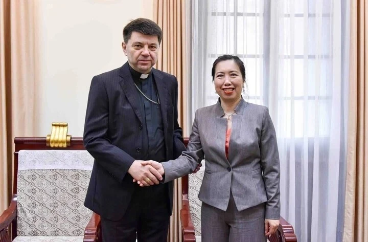 越南外交部副部长黎氏秋姮会见梵蒂冈常驻越南代表。