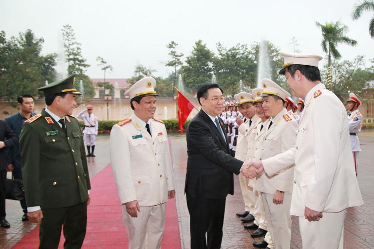 越南国会主席王廷惠视察慰问义安省公安力量。