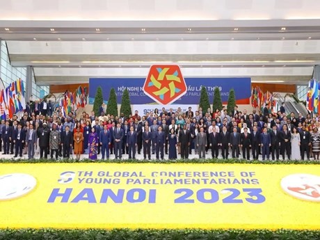 国会主席王廷惠和出席第九届全球青年议员大会的代表合影。