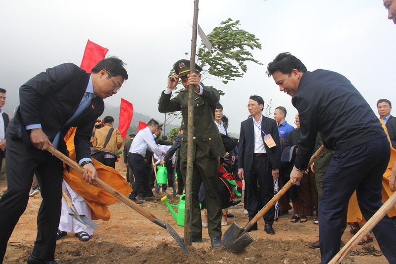 自然资源与环境部部长邓国庆参加植树活动。