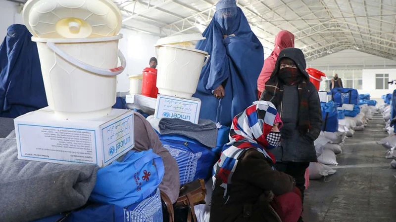阿富汗妇女和她们的女儿收到了联合国儿童基金会提供的冬季温暖包。（图片来源：UNICEF）