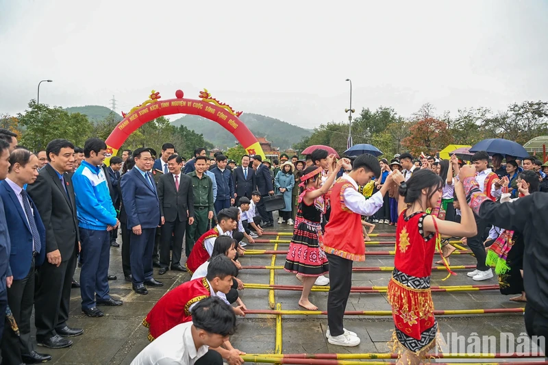 越南国会主席王廷惠同各位代表观看青年团员跳竹竿。