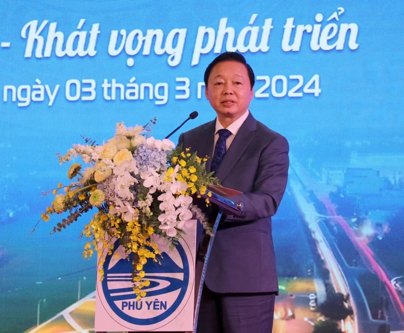 越南政府副总理陈红河出席会议并发表讲话。
