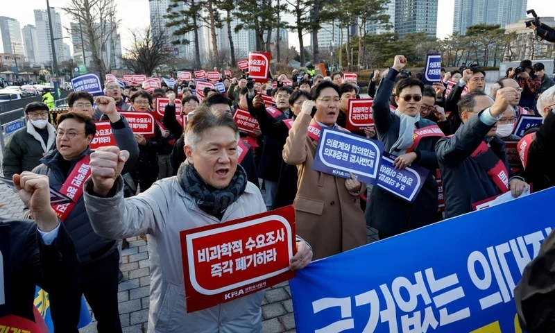 2月25日，韩国医生在首尔总统府前抗议。（图片来源：路透社）