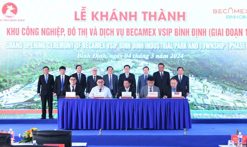 国会主席王廷惠出席平定省VSIP Becamex工业、城市和服务区落成典礼。