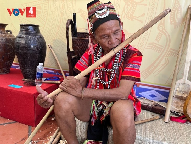 崑嵩省耶特阳族同胞独特的塔乐笛。（图片来源：越南之声）