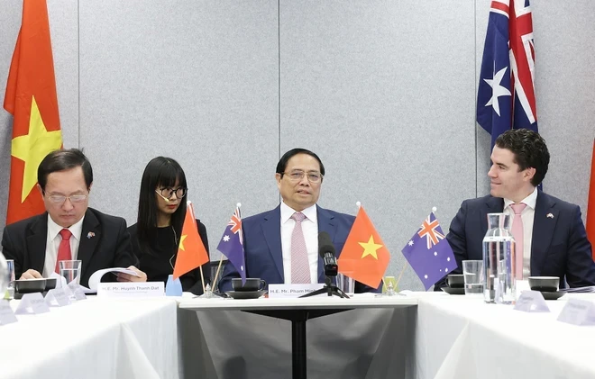 澳大利亚助理外长蒂姆·瓦茨在范明正总理与CSIRO领导举行座谈。
