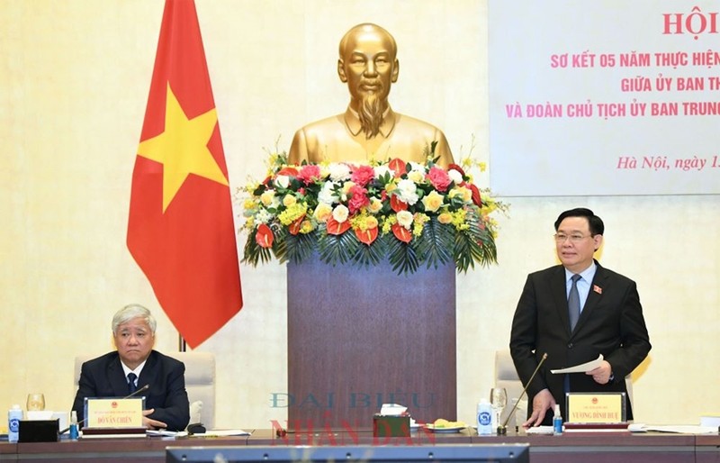 越南国会主席王廷惠与越南祖国阵线中央委员会主席杜文战共同主持会议。