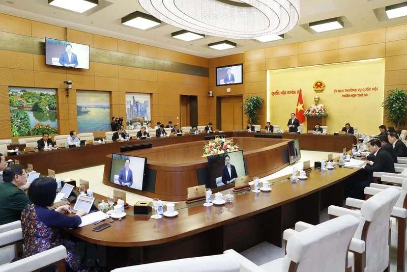 越南第十五届国会常委会第三十次会议场景。
