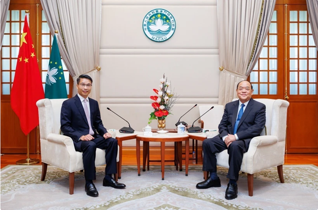 中国澳门特别行政区行政长官贺一诚与越南驻香港兼驻澳门总领事范平谈。