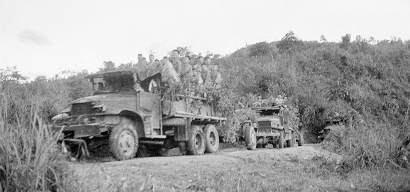 各机械化步兵单位快速将我军士兵运送到奠边府战场上。图片来源：越通社