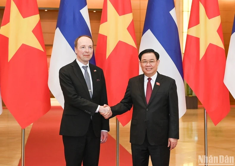 越南国会主席王廷惠与芬兰议会议长尤西·哈拉阿霍握手。