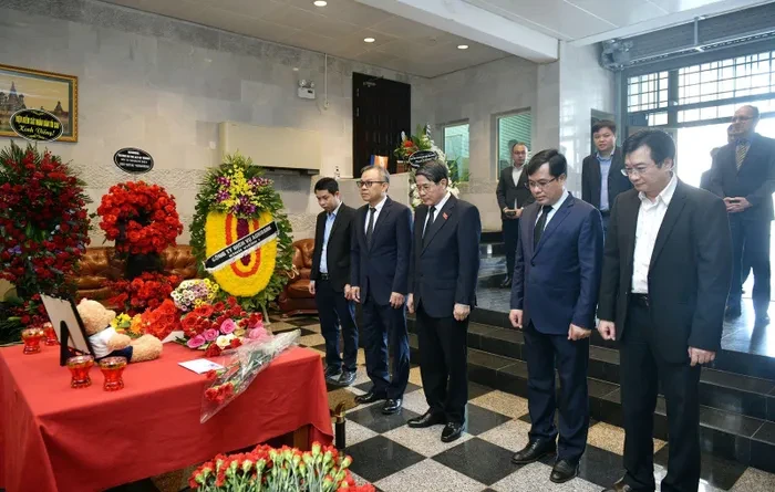 越南国会代表吊唁俄罗斯莫斯科音乐厅恐怖袭击事件遇难者。